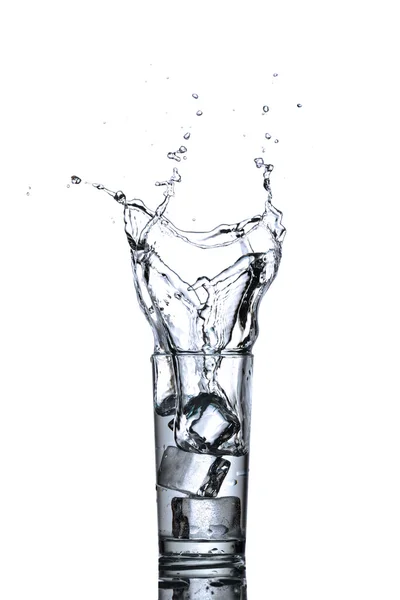 Sklenice vody s kostkami ledu — Stock fotografie
