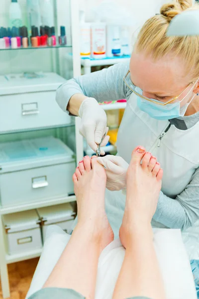 Mulher fazendo pedicure para cliente — Fotografia de Stock