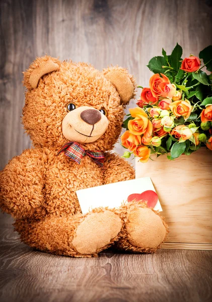 Rosen in Schachtel und Teddybär mit Karte — Stockfoto