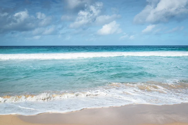 Oceano con onde sulle Seychelles — Foto Stock