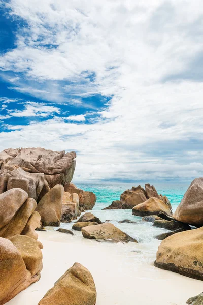 Tropischer Strand auf den Seychellen — Stockfoto