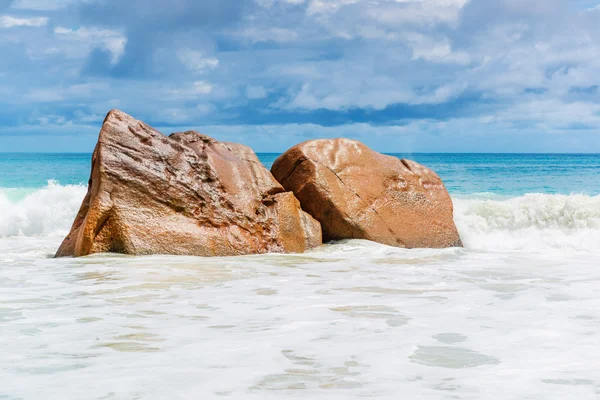 热带海滩上的岩石 — 图库照片
