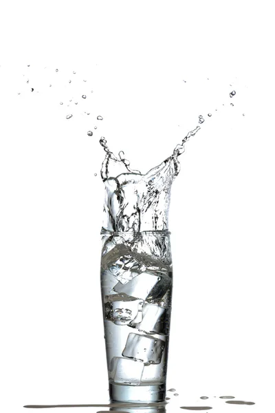 Glas Wasser mit Eiswürfeln — Stockfoto