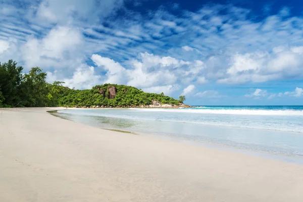 Tropisch strand op de Seychellen — Stockfoto