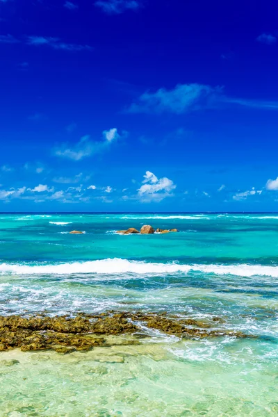 Tropisch strand op de Seychellen — Stockfoto