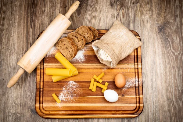Brot, Nudeln, Mehl und Nudelholz — Stockfoto