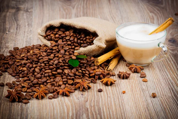 Cup of coffee with coffee beans — Stock Photo, Image