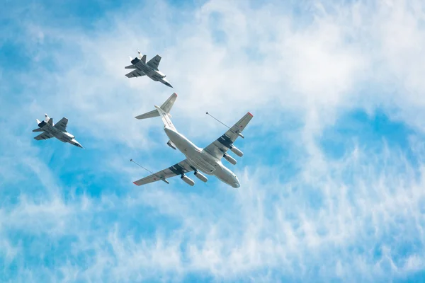 Flyguppvisning på segerparad i Moskva — Stockfoto