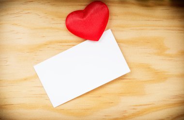 Boş tebrik kartı ve kırmızı bir kalp
