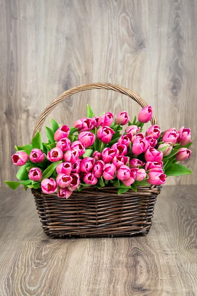Tulpaner blommor i korg — Stockfoto
