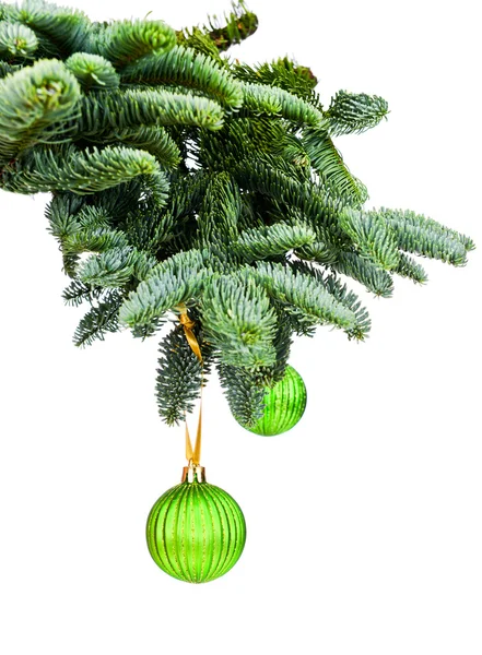 Pijnboomtakken en groene kerstballen — Stockfoto