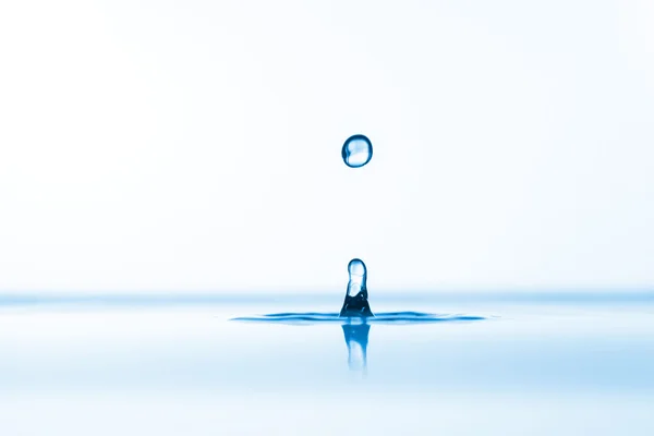 Вода брызгает фон — стоковое фото