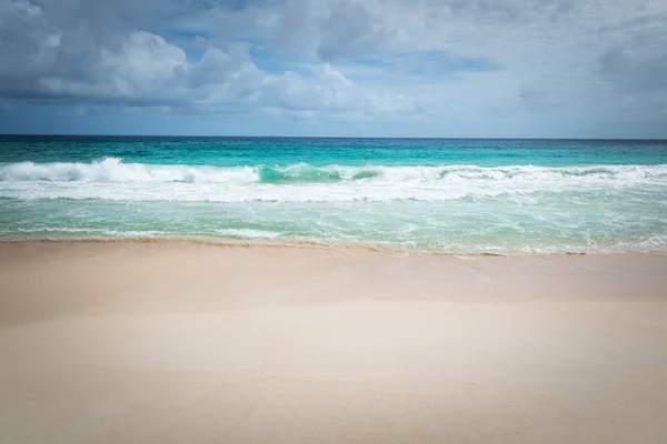 Bella spiaggia tropicale — Foto Stock
