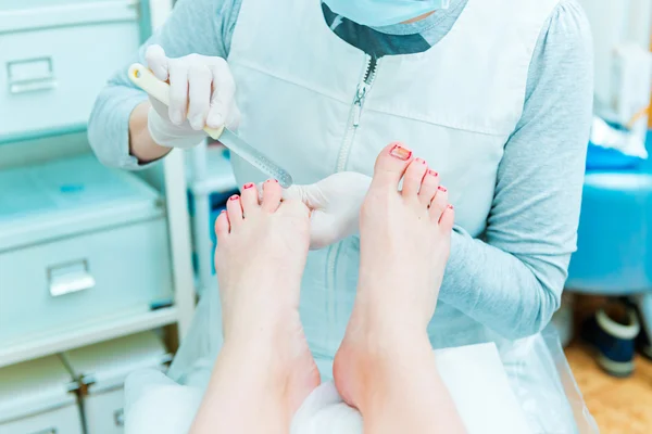 Pedicure em processo close up — Fotografia de Stock