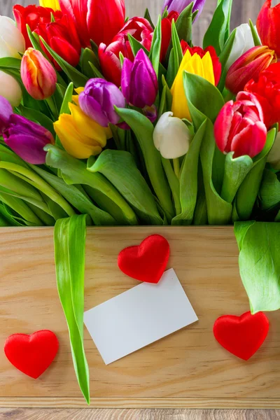 Цветные тюльпаны в коробке — стоковое фото