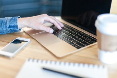 bir dizüstü bilgisayarda yazarak