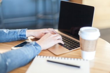 bir dizüstü bilgisayarda yazarak