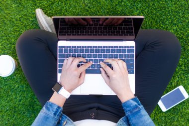 bir dizüstü bilgisayarda yazarak