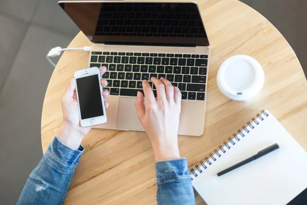 Las mujeres están revisando el teléfono —  Fotos de Stock