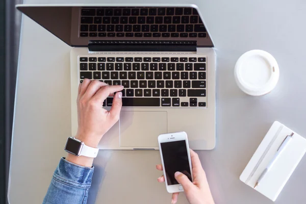 Kadın telefonu kontrol