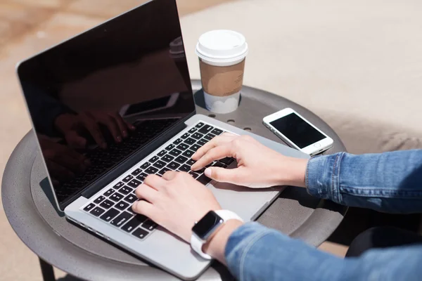 Typen op een laptop — Stockfoto