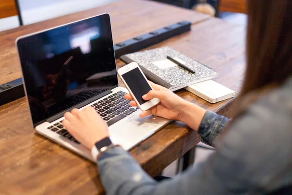 Kadın telefonu kontrol