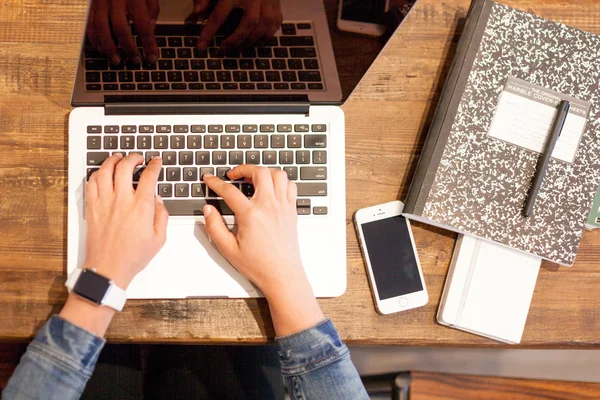 bir dizüstü bilgisayarda yazarak