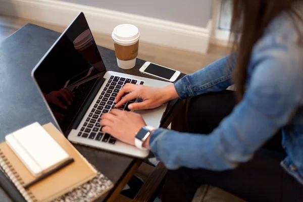 Las mujeres está escribiendo en un ordenador portátil —  Fotos de Stock