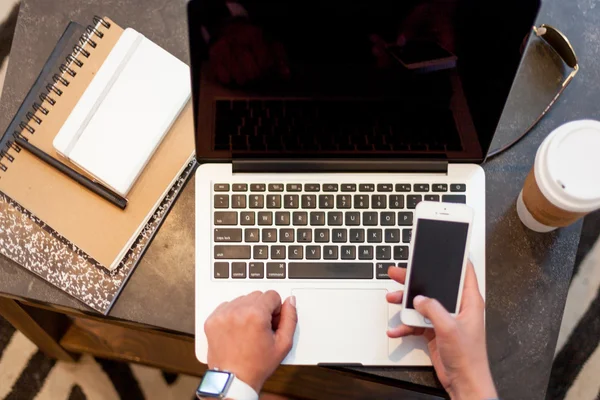 Kadın telefonu kontrol