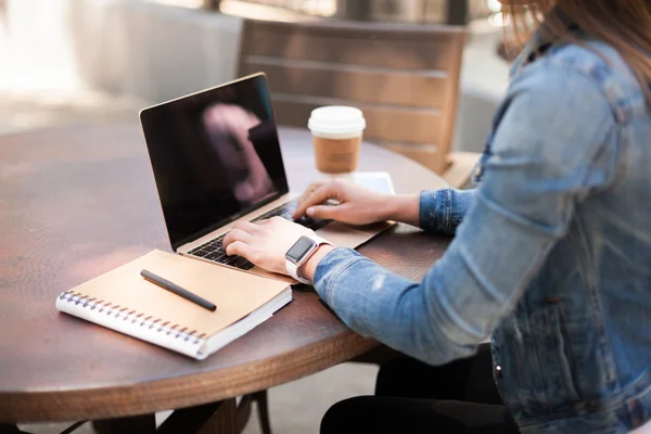 Escribir en un ordenador portátil —  Fotos de Stock