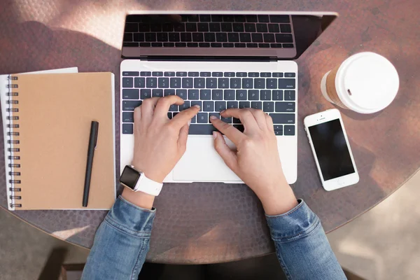 Escribir en un ordenador portátil —  Fotos de Stock