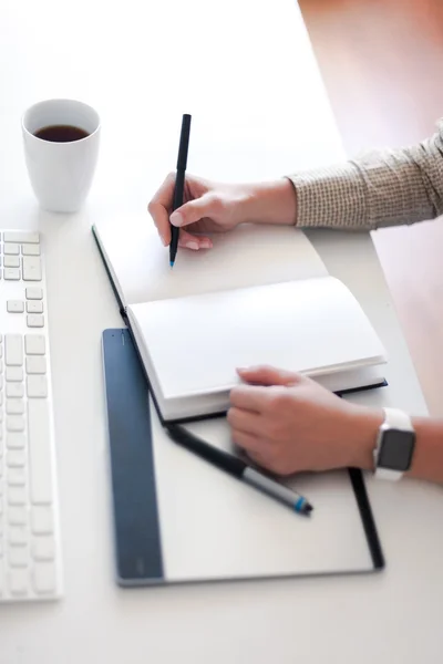 Women is taking notes Royalty Free Stock Photos