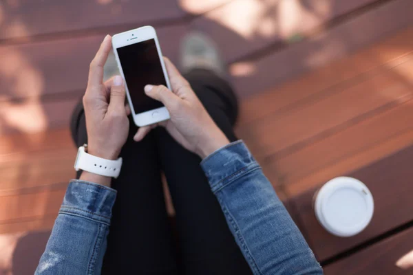 Met behulp van de telefoon voor werk Stockfoto