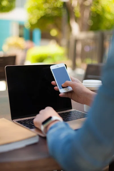 Met behulp van de telefoon voor werk Stockafbeelding