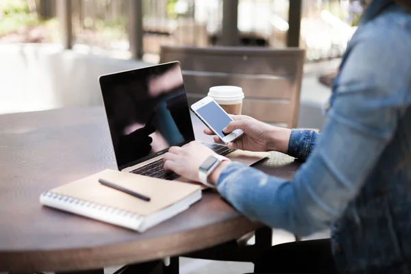 Uso del telefono per lavoro Immagine Stock