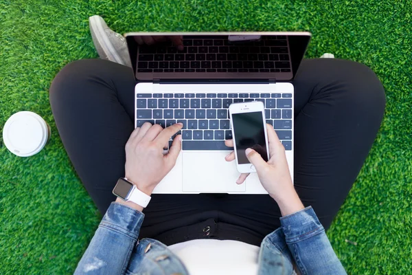 Met behulp van de telefoon voor werk Rechtenvrije Stockafbeeldingen