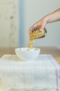 Bir kase içinde dökme granola
