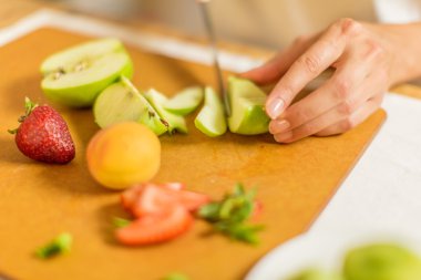 Junge auf bahngleisen 