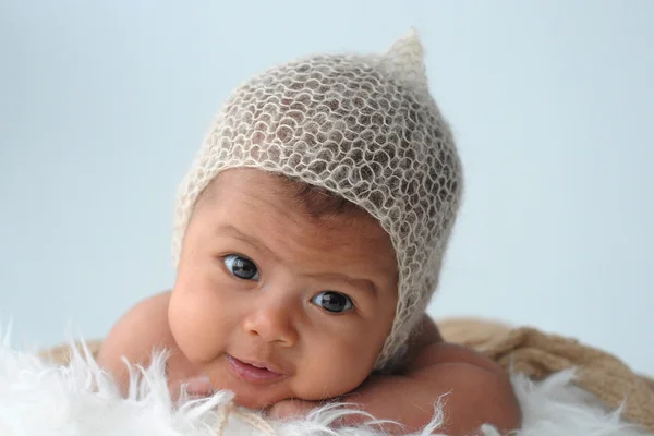 Neugeborenes Baby lächelt Stockfoto