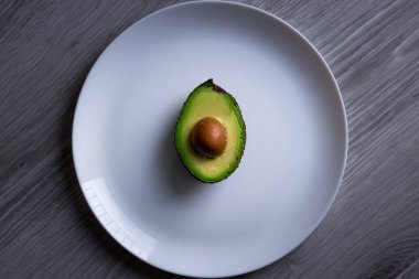 Beyaz bir tabakta avokado.