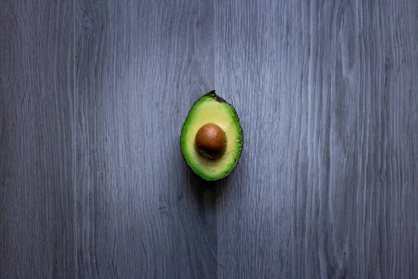 Avocado Auf Grauem Holzhintergrund — Stockfoto