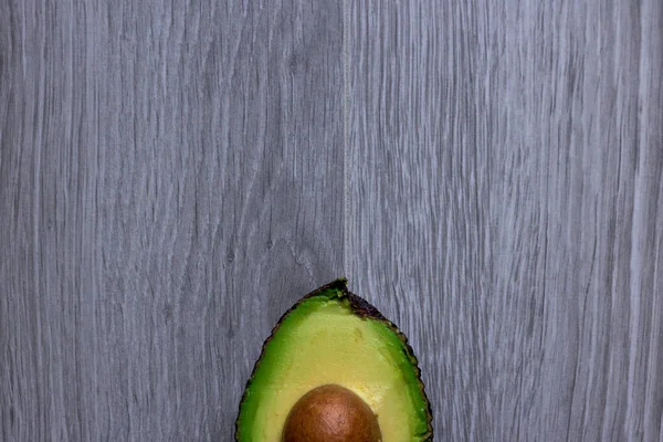 Avocado Auf Grauem Holzhintergrund — Stockfoto