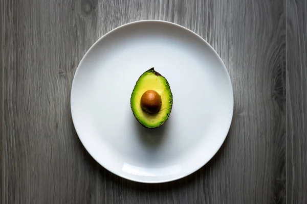 Avocat Sur Une Assiette Blanche — Photo