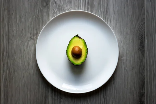 Avocado Белой Тарелке — стоковое фото