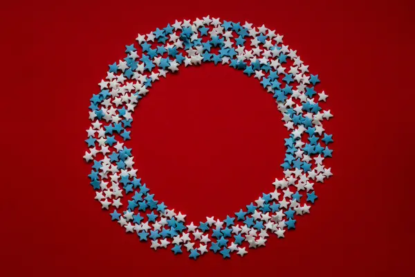 Kırmızı Noel arkaplanındaki yıldız çemberi