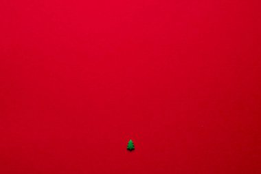 Kırmızı arkaplanda yeşil Noel ağacı biblosu