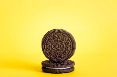 Kaliningrad, Rusya - 21 Ağustos 2021: Sarı arka planda istiflenmiş Oreo kurabiyeleri. Tatlı kremalı çikolatalı kurabiyeler Rusya 'da çok popüler bir tatlıdır..