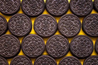 Kaliningrad, Rusya - 21 Ağustos 2021: Sarı arka planda Oreo kurabiyeleri, üst manzara. Tatlı kremalı çikolatalı kurabiyeler Rusya 'da çok popüler bir tatlıdır..