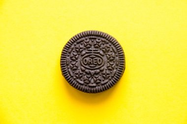 Kaliningrad, Rusya - 21 Ağustos 2021: Sarı arka planda Oreo kurabiyeleri, üst manzara. Tatlı kremalı çikolatalı kurabiyeler Rusya 'da çok popüler bir tatlıdır..