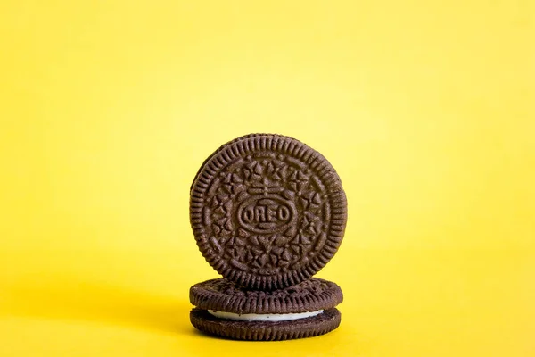 Kaliningrado Rusia Agosto 2021 Galletas Oreo Apiladas Una Pila Sobre Fotos De Stock